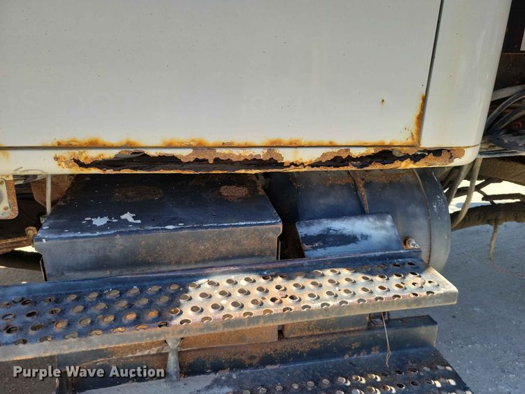 image for item EE1097 1999 International 4900 dump flatbed truck