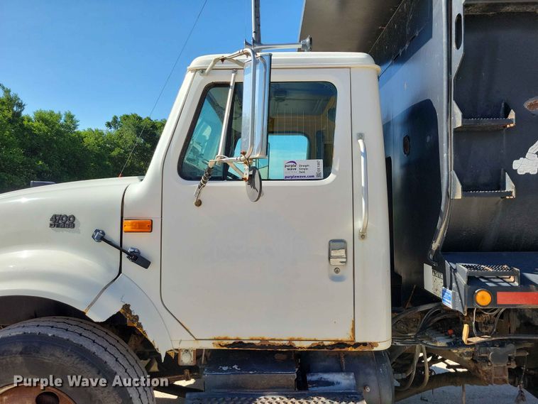 image for item EE1097 1999 International 4900 dump flatbed truck