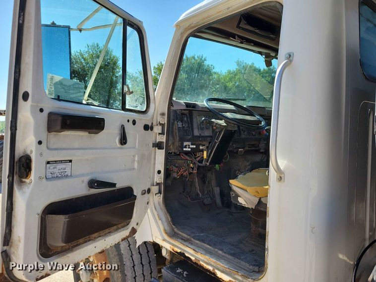image for item EE1097 1999 International 4900 dump flatbed truck