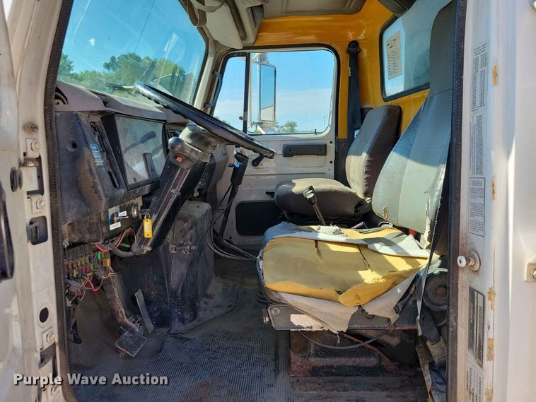 image for item EE1097 1999 International 4900 dump flatbed truck