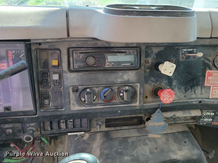 image for item EE1097 1999 International 4900 dump flatbed truck