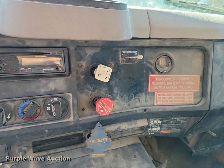 image for item EE1097 1999 International 4900 dump flatbed truck