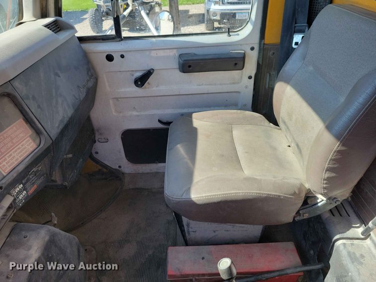 image for item EE1097 1999 International 4900 dump flatbed truck