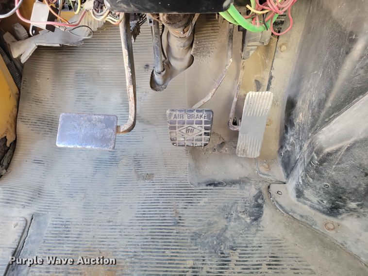 image for item EE1097 1999 International 4900 dump flatbed truck