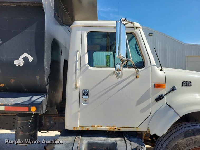 image for item EE1097 1999 International 4900 dump flatbed truck