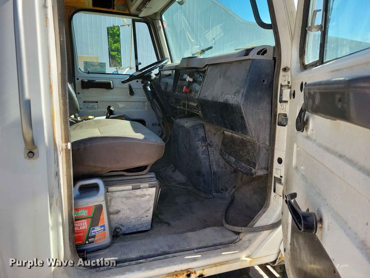 image for item EE1097 1999 International 4900 dump flatbed truck