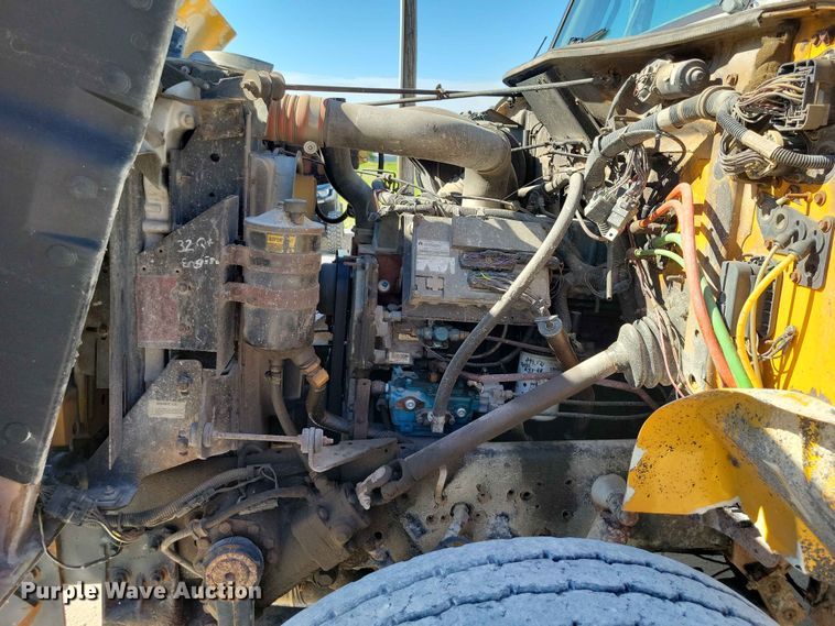 image for item EE1097 1999 International 4900 dump flatbed truck