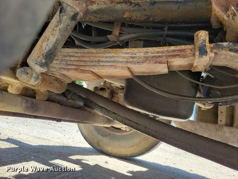 image for item EE1097 1999 International 4900 dump flatbed truck