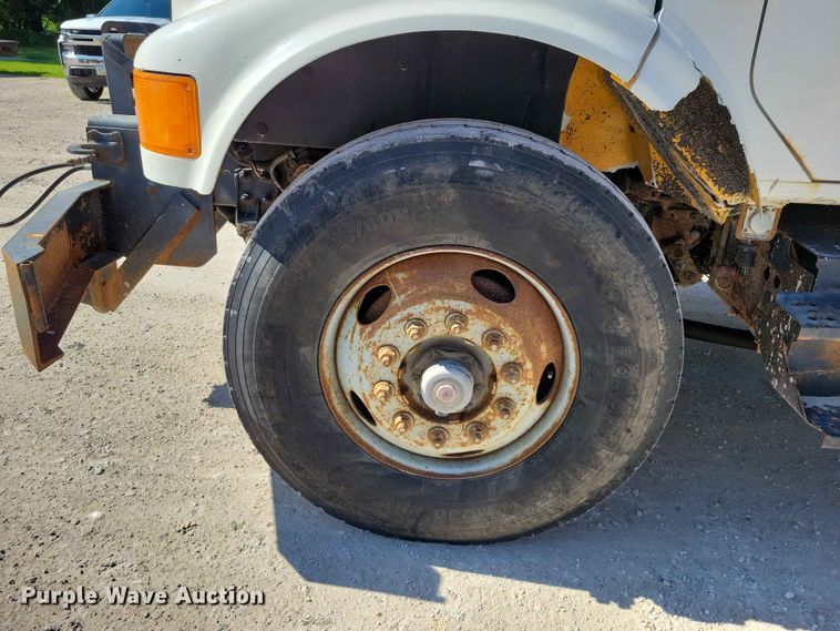 image for item EE1097 1999 International 4900 dump flatbed truck