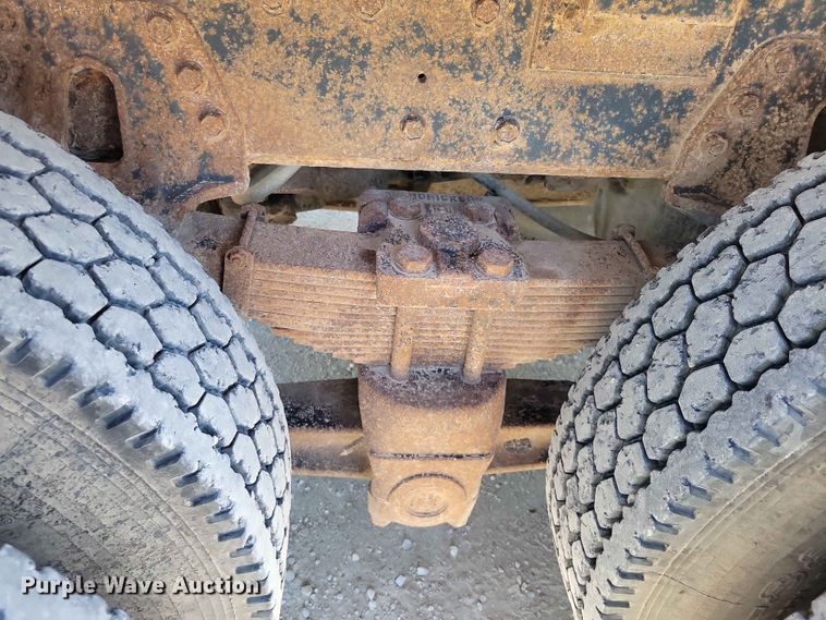 image for item EE1097 1999 International 4900 dump flatbed truck