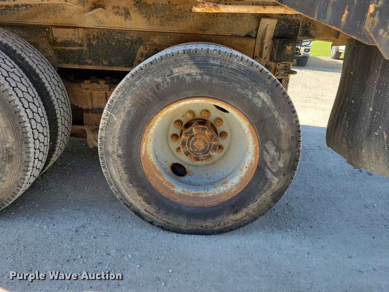 image for item EE1097 1999 International 4900 dump flatbed truck