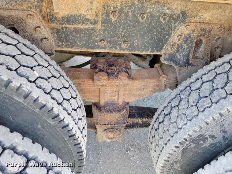 image for item EE1097 1999 International 4900 dump flatbed truck