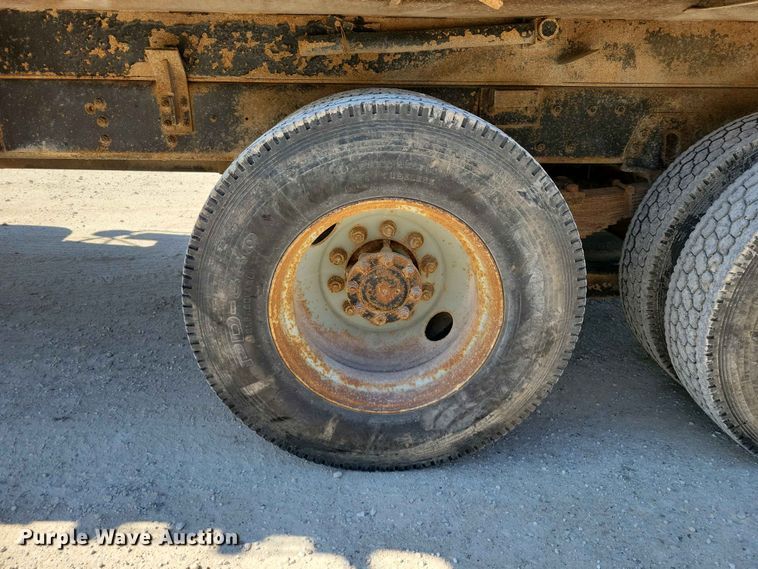 image for item EE1097 1999 International 4900 dump flatbed truck