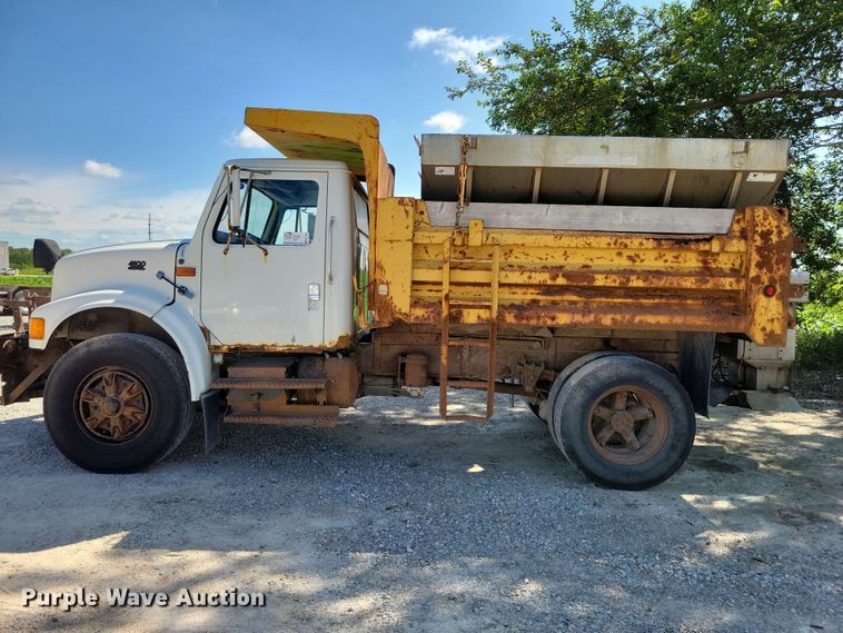 image for item EE1098 1995 International  4700 dump truck