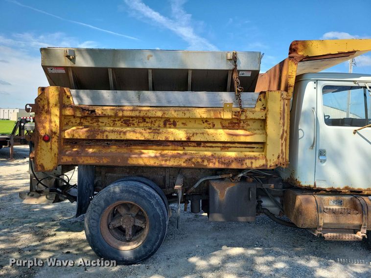image for item EE1098 1995 International  4700 dump truck