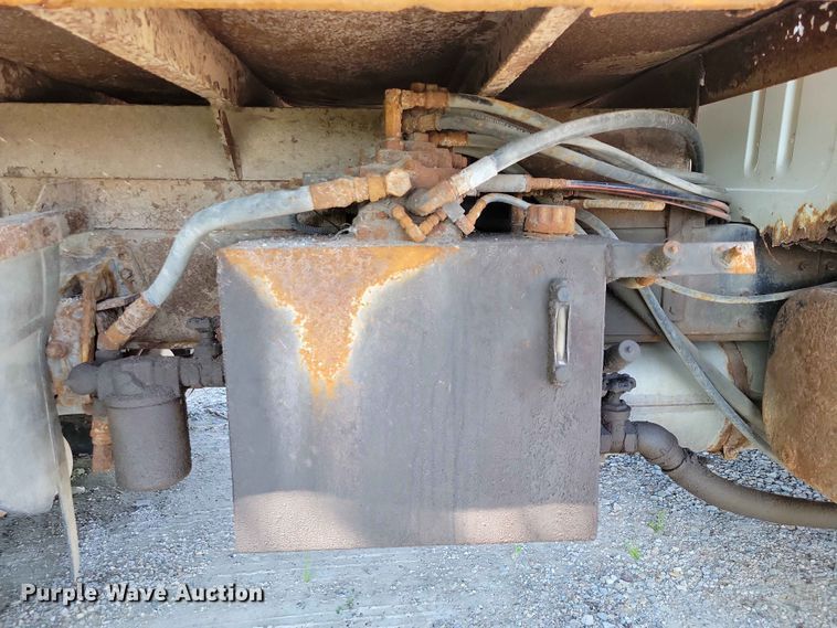 image for item EE1098 1995 International  4700 dump truck