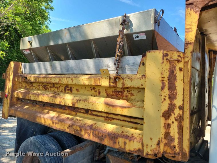 image for item EE1098 1995 International  4700 dump truck