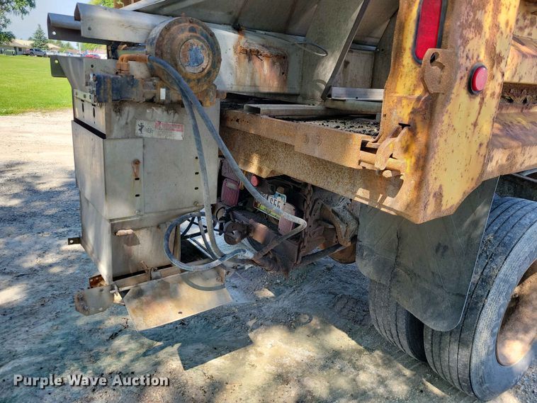 image for item EE1098 1995 International  4700 dump truck
