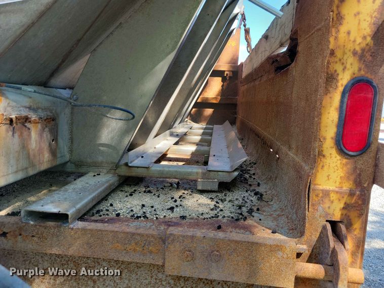 image for item EE1098 1995 International  4700 dump truck