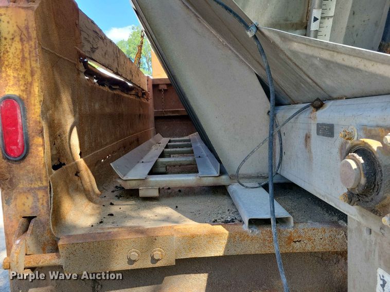 image for item EE1098 1995 International  4700 dump truck