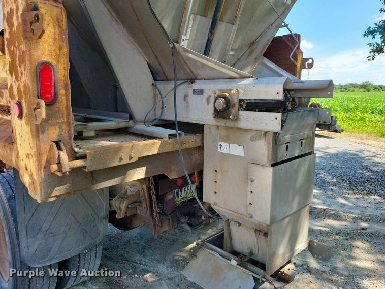 image for item EE1098 1995 International  4700 dump truck