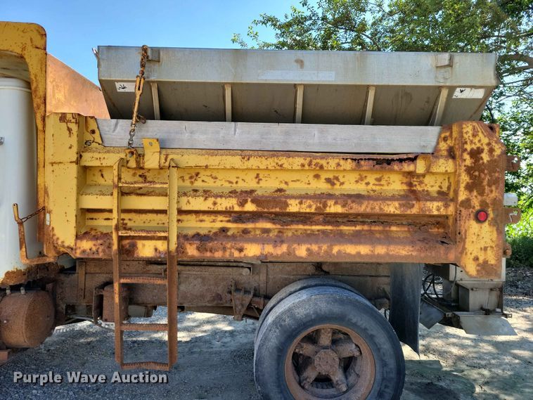 image for item EE1098 1995 International  4700 dump truck
