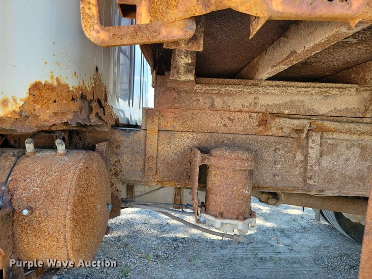 image for item EE1098 1995 International  4700 dump truck