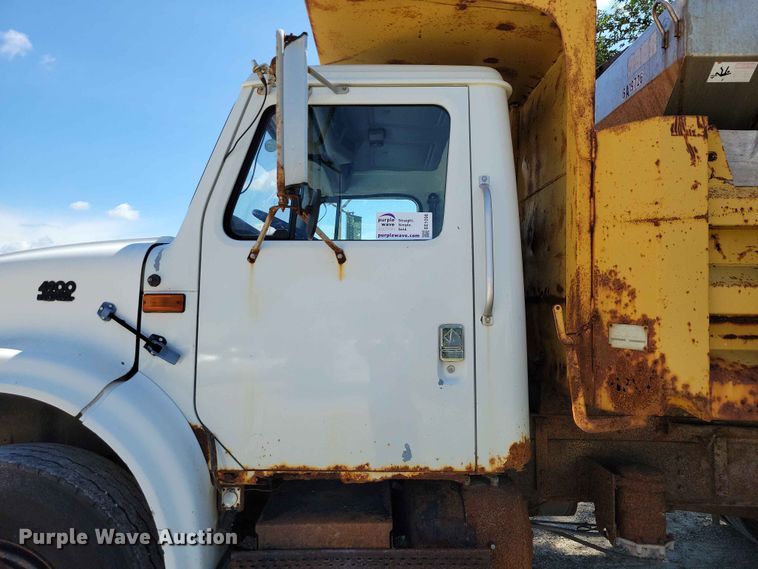 image for item EE1098 1995 International  4700 dump truck
