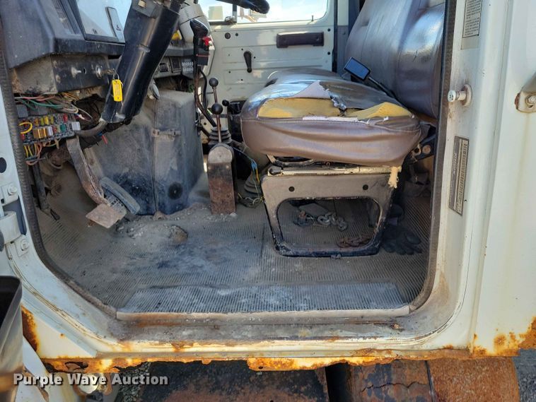 image for item EE1098 1995 International  4700 dump truck