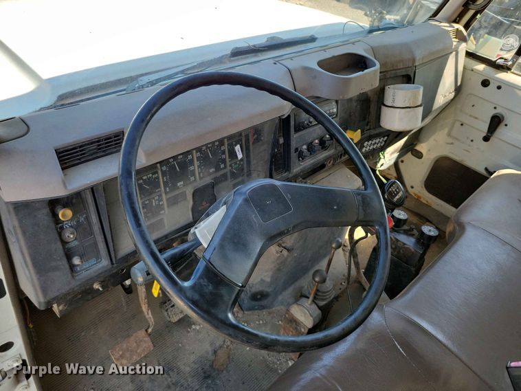 image for item EE1098 1995 International  4700 dump truck