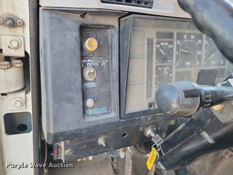 image for item EE1098 1995 International  4700 dump truck