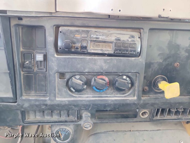 image for item EE1098 1995 International  4700 dump truck