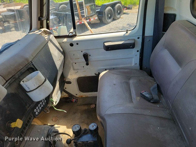 image for item EE1098 1995 International  4700 dump truck