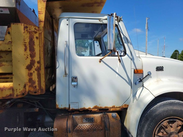 image for item EE1098 1995 International  4700 dump truck