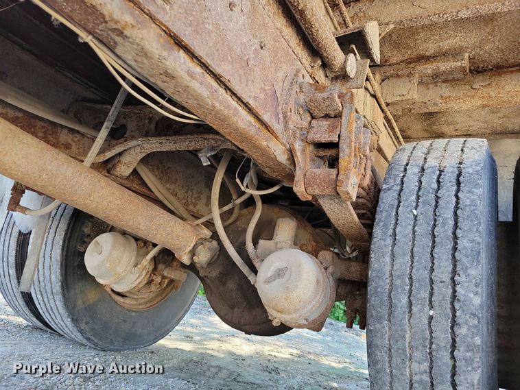 image for item EE1098 1995 International  4700 dump truck