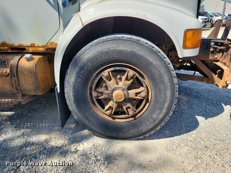 image for item EE1098 1995 International  4700 dump truck