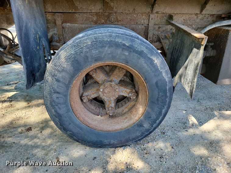 image for item EE1098 1995 International  4700 dump truck