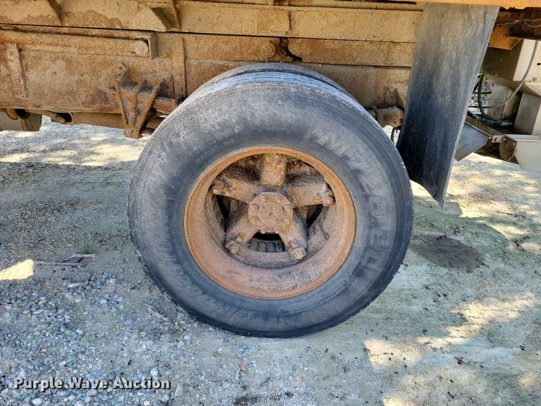 image for item EE1098 1995 International  4700 dump truck
