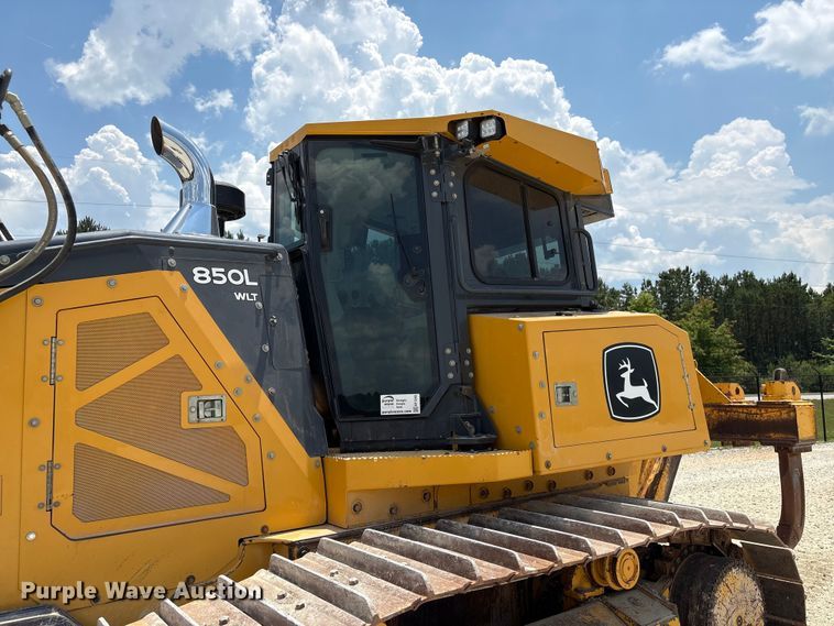 image for item EF1240 2022 John Deere 850L dozer