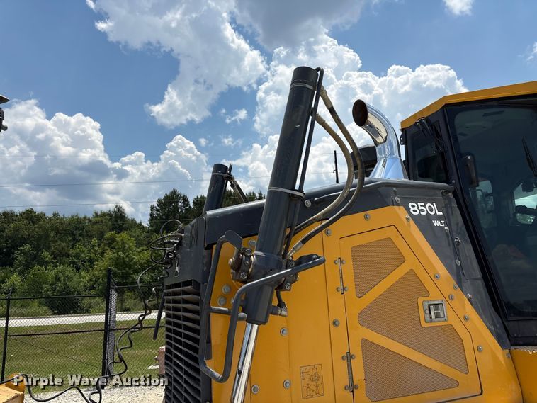 image for item EF1240 2022 John Deere 850L dozer