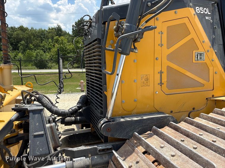 image for item EF1240 2022 John Deere 850L dozer