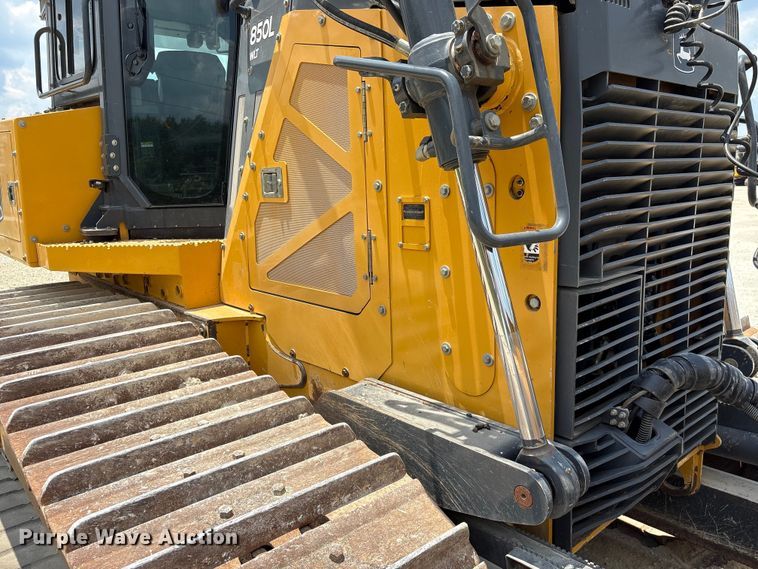 image for item EF1240 2022 John Deere 850L dozer
