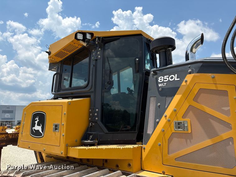 image for item EF1240 2022 John Deere 850L dozer