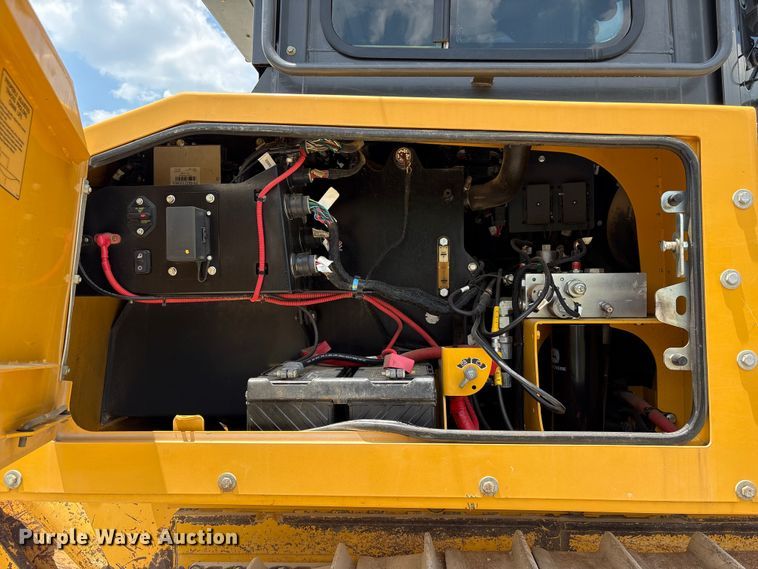 image for item EF1240 2022 John Deere 850L dozer