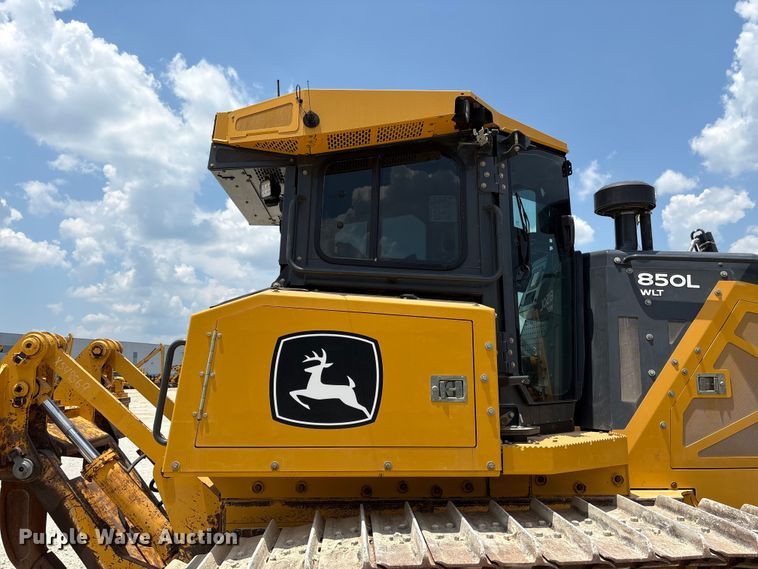 image for item EF1240 2022 John Deere 850L dozer