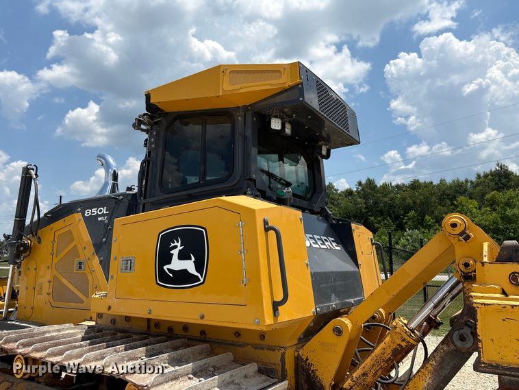 image for item EF1240 2022 John Deere 850L dozer