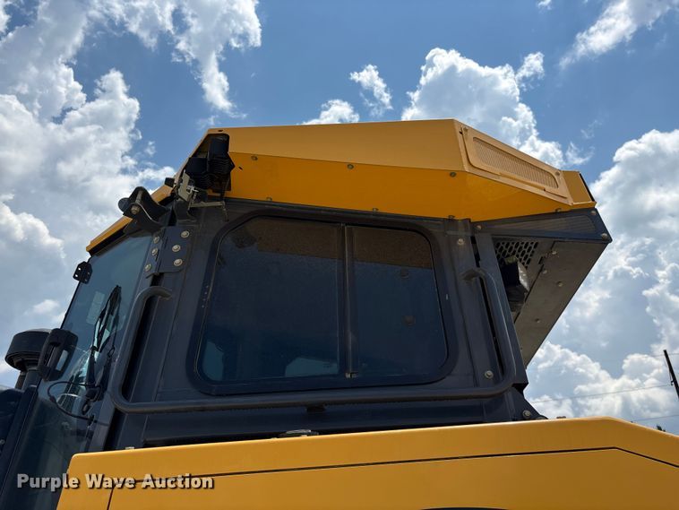 image for item EF1240 2022 John Deere 850L dozer