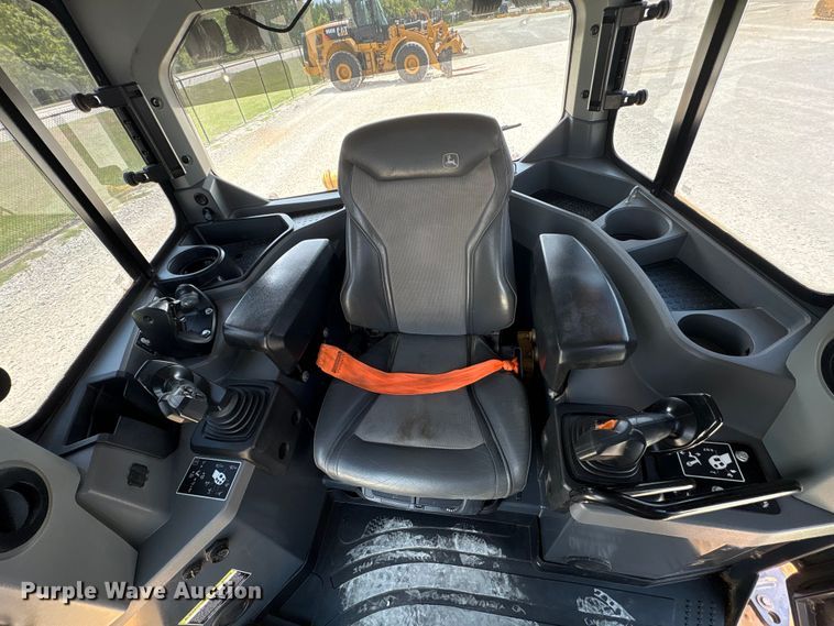 image for item EF1240 2022 John Deere 850L dozer