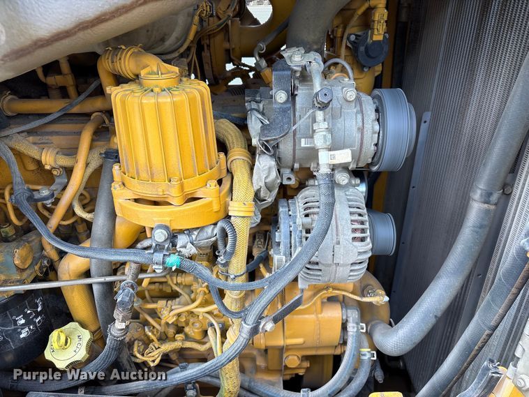 image for item EF1240 2022 John Deere 850L dozer