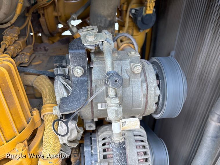 image for item EF1240 2022 John Deere 850L dozer
